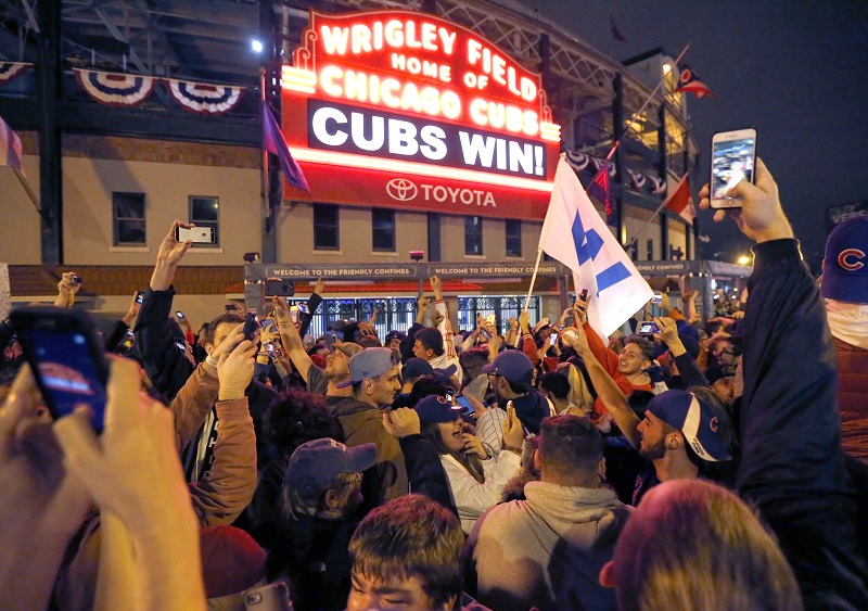 Harry Caray, Ron Santo welcome Ernie Banks to 'Friendly Confines