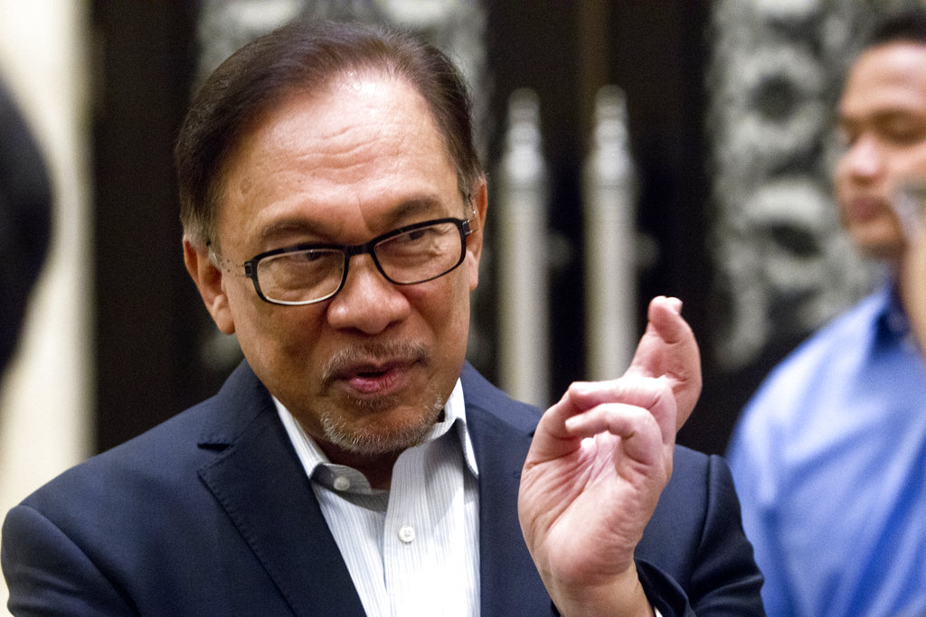 Malaysia's Anwar, Seeking Return, Vows Support for Mahathir