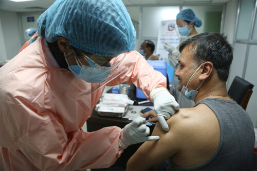 A Nepalese doctor receives AstraZeneca/Oxford University vaccines, manufactured under license by Serum Institute of India at Teaching Hospital in Kathmandu, Nepal on Jan. 27, 2021. Photo: Niranjan Shrestha / AP