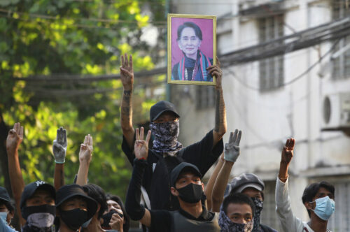 Anti-coup demonstrators raise the three finger of resistance and a portrait of deposed leader Aung San Suu Kyi as prepare to confront police during a protest in Tarmwe township, Yangon, Myanmar, Thursday, April 1, 2021. Photo: AP