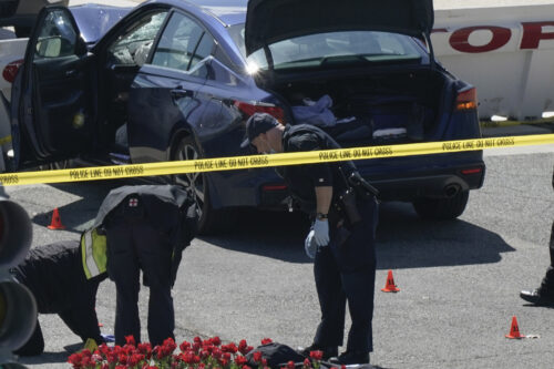 U.S. Capitol Police officers investigate near a car that crashed into a barrier on Capitol Hill near the Senate side fo the U.S. Capitol in Washington, Friday, April 2, 2021. Photo: J. Scott Applewhite / AP