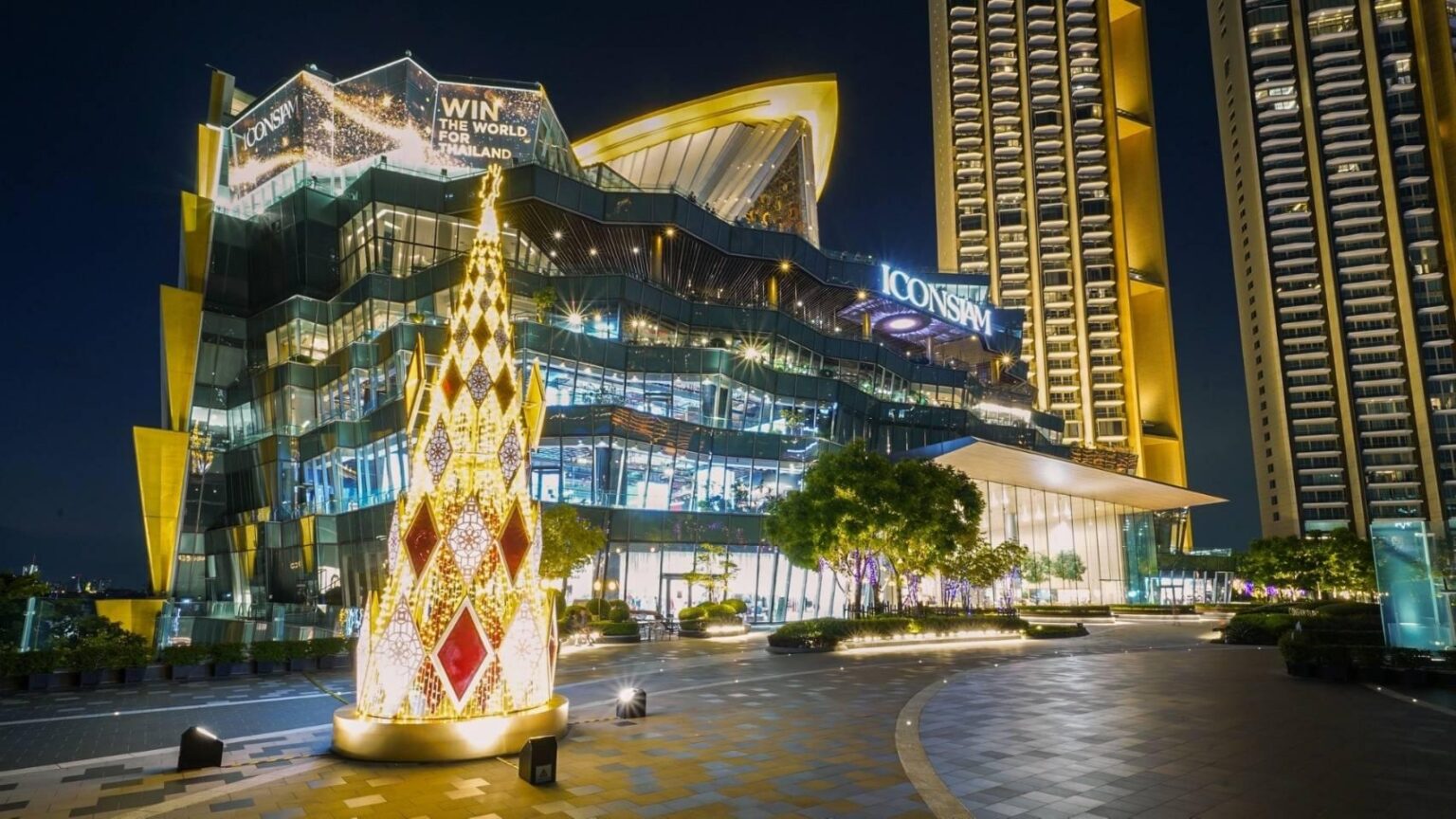 Celebrating the 5th Anniversary of ICONSIAM With a Christmas Tree