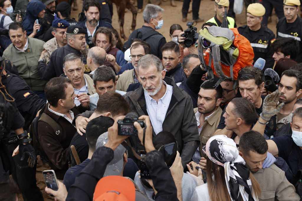 Spain Flood Survivors Hurl Mud At The Royals And Top Government Officials